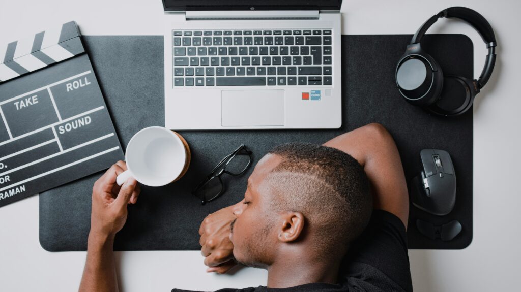 Tout le monde a déjà entendu parler du burn-out. Beaucoup y ont aussi été confrontés, directement ou indirectement. Pourtant, les idées reçues restent nombreuses et peuvent retarder la recherche d’aide. Alors, que sait-on vraiment du burn-out ? Faisons le point à travers 10 questions qu’on se pose parfois tout bas.
