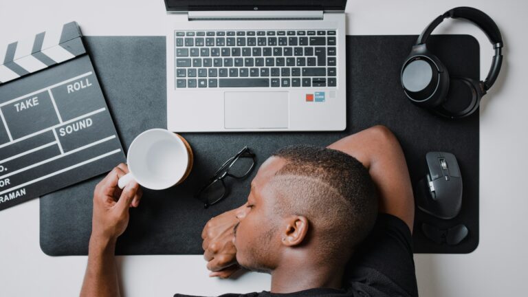 Tout le monde a déjà entendu parler du burn-out. Beaucoup y ont aussi été confrontés, directement ou indirectement. Pourtant, les idées reçues restent nombreuses et peuvent retarder la recherche d’aide. Alors, que sait-on vraiment du burn-out ? Faisons le point à travers 10 questions qu’on se pose parfois tout bas.